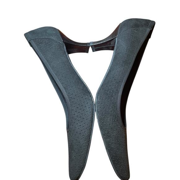 Stuart Weitzman Women 8.5 N Black Suede Perforated Textured Low Pump Heels - Picture 12 of 13